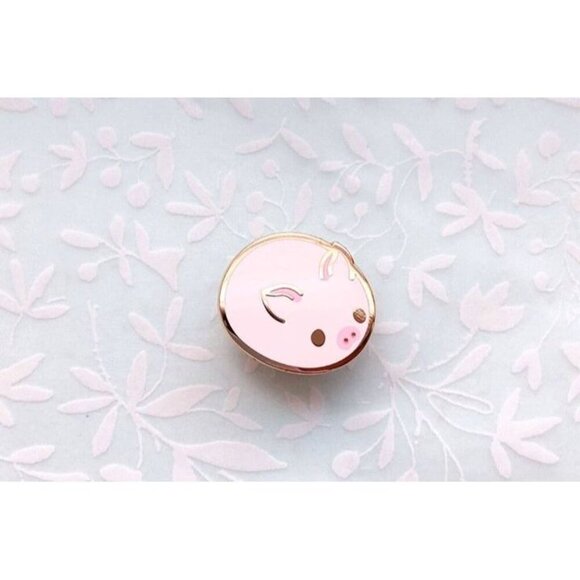 Pig Bun Enamel Pin - Gold Plated Kawaii Animal Jewelry & Brooch - Picture 7 of 7